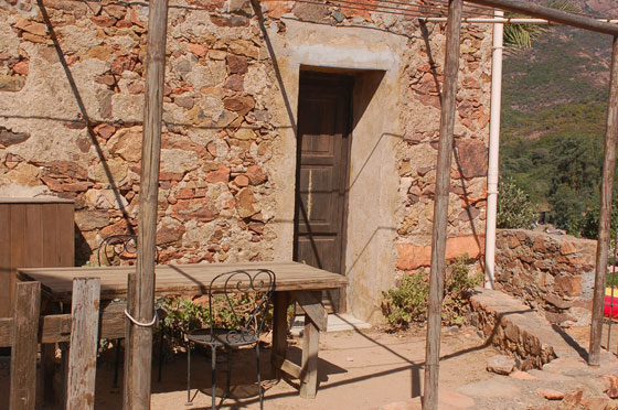 GIROLATA - Un villaggio da favola, per inserimento paesaggistico, dimensioni e difficoltà di accesso che garantische la conservazione dell'abitato