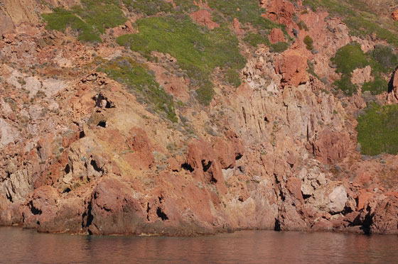 RISERVA NATURALE DI SCANDOLA - Il riflesso delle scogliere rosse a picco sul mare del golfo di Porto, rende l'acqua di un colore intenso ed unico