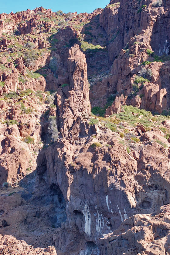 GOLFO DI PORTO - Visitiamo la Riserva Naturale di Scandola al mattino, ci è sembrato un buon momento per apprezzare le sfumature e i colori delle rocce