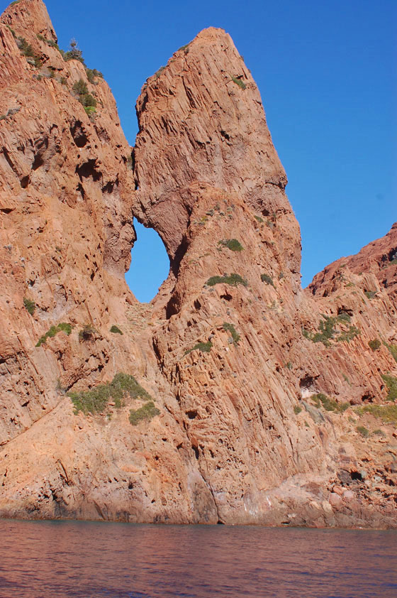 RISERVA NATURALE DI SCANDOLA - Torri e pinnacoli che affiorano dal mare, formati dalle eruzioni vulcaniche della zona del Monte Cinto, ben 250 milioni di anni fa, e poi forgiate dalla successiva erosione 