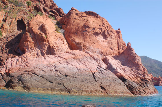 RISERVA NATURALE DI SCANDOLA - I colori delle rocce sono notevoli quanto le forme, e variano dal giallo al nero, dal verde al rosso, dal grigio al viola