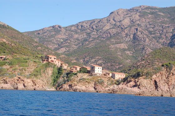 RISERVA NATURALE DI SCANDOLA - L'area protetta interessa la penisola rocciosa che chiude a nord il golfo di Girolata