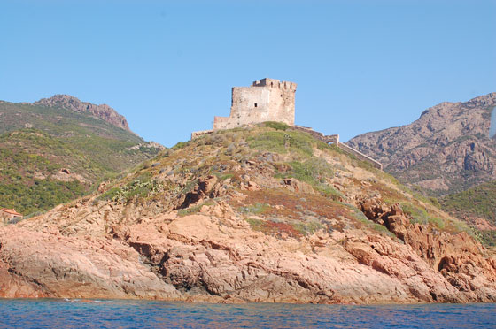 GIROLATA - La torre genovese vista dal mare, in cima all'isolotto roccioso