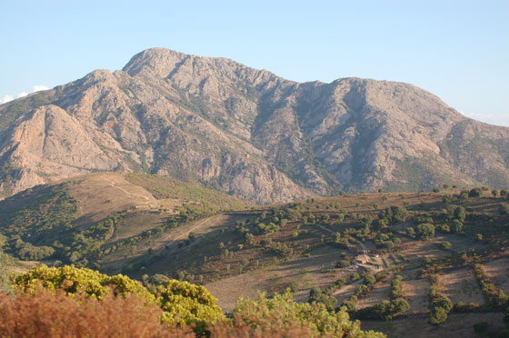VERSO PIANA - In auto percorriamo la D824 e ammiriamo il paesaggio circostante