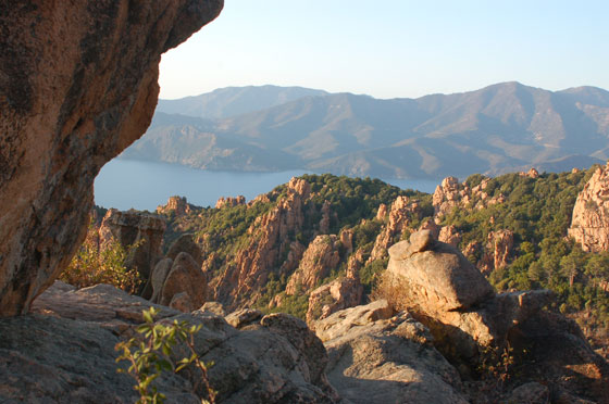 IL GOLFO DI PORTO - Si segue lastrada costiera D81, che nel tratto da Porto a Piana è alta sul mare e tutta curve, per immergersi nel bizzarro mondo de Les Calanques
