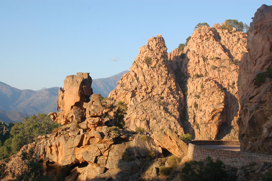 PIANA - Lungo la D81 il paesaggio cambia ad ogni curva