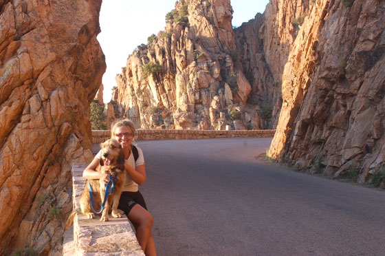 LE CALANCHE - Io e Mosè sulla D81, in posa tra le grandi e rosse formazioni rocciose per il consueto scatto