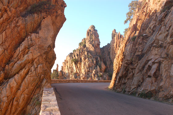 PIANA - Percorrendo in auto la D81 si passa attraverso le formazioni granitiche