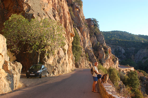 LE CALANCHE - Mosè a piedi sul muretto della strada incurante dell'altezza e Francesco attento dietro di lui