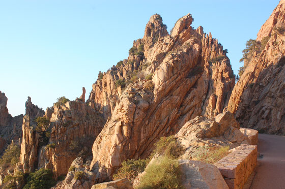 PIANA - La D81 inizia il tortuoso percorso attraverso le Calanques a circa 1,5 km da Piana e prosegue tra curve continue per diversi chilometri