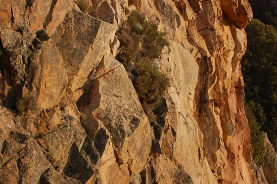 LES CALANQUES - Gigantesche formazioni granitiche i cui colori naturali hanno sfumature che vanno dal rosa all'ocra allo zenzero, particolarmente esaltate dalla luce del tramonto
