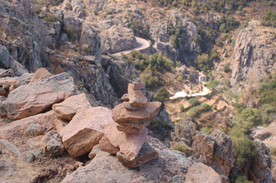 PIANA - Dal Chemin des Muletiers vista dall'alto sui tornanti della D81