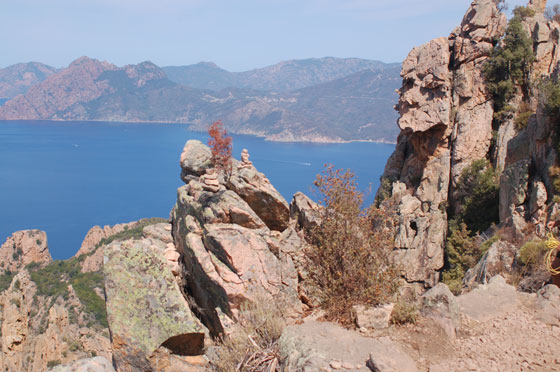 LE SENTIER MULETIER - Queste fantasmagoriche formazioni rocciose si ergono 400 m sopra il mare, formando colonne contorte, torri e massi irregolari