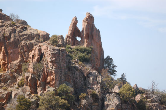 LES CALANCHES - Il cuore - questa bizzarra roccia con il cuore nel mezzo è visibile dalla D81