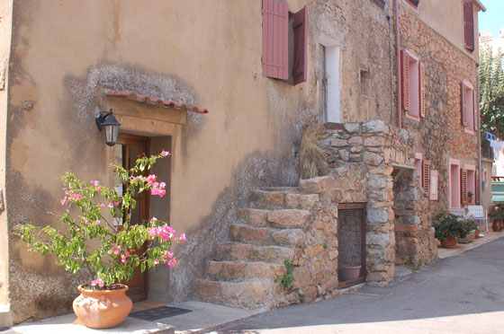 PIANA - Il villaggio con le case bianche dai tetti rossi è raccolto intorno alla settecentesca chiesa di Ste Marie