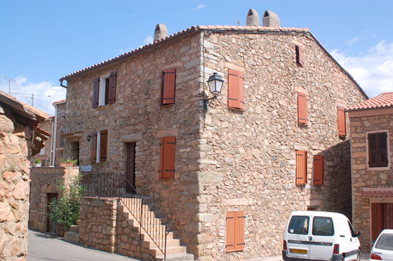 PIANA - Alcune case in pietra rossa del villaggio