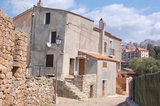 PIANA - Dal villaggio vista sul famoso hotel Les Roches Rouges 