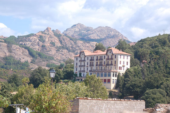 PIANA - L'hotel un pò demodé Les Roches Rouges, si affaccia sull'immensità del golfo di Porto ed è il posto ideale per prendere un aperitivo godendosi il tramonto su Les Calanques