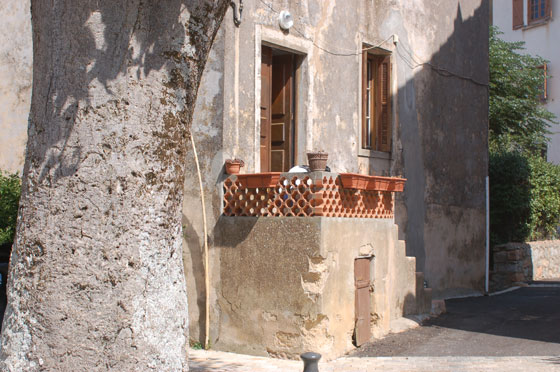 PIANA - Camminando tra le viuzze del paese si colgono graziosi quadretti e scorci