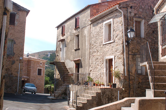 PIANA - Le strade dietro la chiesa sono fiancheggiate da case in pietra