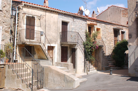 LA COSTA OCCIDENTALE - Passeggiamo tra i vicoli di Piana, dietro la piazzetta del paese
