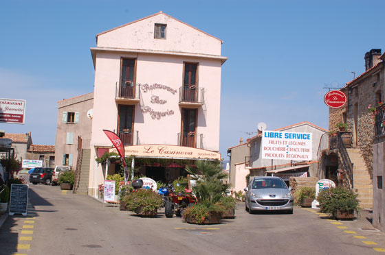 PIANA - E' piacevole sostare ai tavolini dei caffè nella piazzetta del villaggio