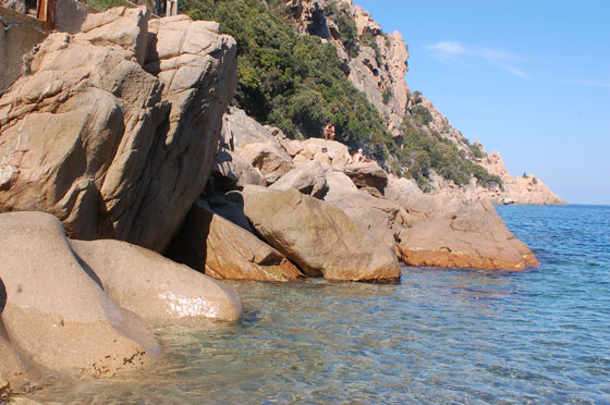 PLAGE DE FICAJOLA - Le rocce che circondano la graziosa insenatura