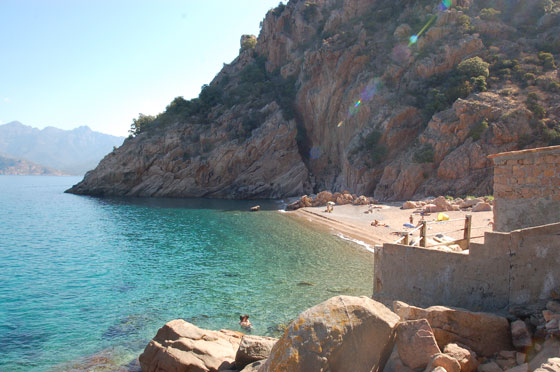 PIANA - E' piacevole sdraiarsi al sole sulla bella spiaggia di ciottoli della Ficajola che, stretta tra ripide pareti rocciose, si raggiunge percorrendo una strada tutta curve