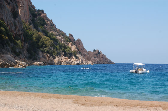 GOLFO DI PORTO - La strardinaria Ficajola, una spiaggia dal mare cristallino in uno scenario mozzafiato