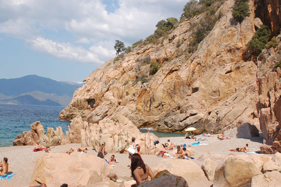 PLAGE DE FICAJOLA - Dopo la quieta mattina, la piccola spiaggia comincia a riempirsi 