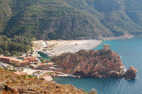 LA COSTA OCCIDENTALE - Sul villaggio di Porto vigila l'immancabile torre genovese del XV secolo