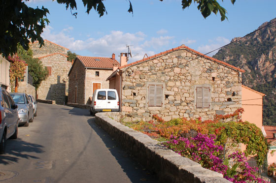 OTA - Il paese di Ota si trova nell'entroterra; all'interno dello stesso comune si trova il paese costiero di Porto