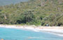 GOLFE DU VALINCO. La scenografica Plage de Cupabia a cui fa da sfondo la collina con la folta vegetazione