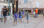 BONIFACIO. Ragazzini giocano a bocce in Place du Marche 