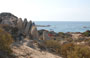 CORSICA DEL SUD. Un paesaggio lunare fatto di rocce, terra, bassa vegetazione a macchia e acqua fino all'orizzonte