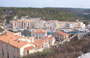 BONIFACIO. Dal sentiero delle falesie vista su La Marina oltre Avenue Charles de Gaulle