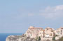 BONIFACIO. Splendida la cittadella arroccata sulle bianche falesie e stagliata sul cielo blu