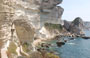 PLAGE DE SUTTA-ROCCA. Piccola e scenografica, questa spiaggia si trova ai piedi della cittadella di Bonifacio e si può raggiungere a piedi da una ripida scalinata