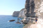 BONIFACIO. Scesa la ripida scalinata dell'Escaliers du Roy d'Aragon, si cammina sul percorso nella roccia vicino al livello dell'acqua