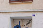 BONIFACIO. Graffiti su un vecchio portone della cittadella