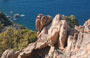 VERSO LE CHATEAU FORT. Spelndide viste sul golfo tra rocce rossastre e mare blu intenso