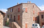 PIANA. Alcune case in pietra rossa del villaggio