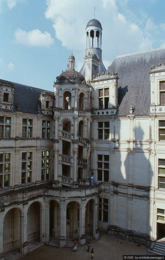 VALLE DELLA LOIRA - BLESOIS - Chateau de Chambord - Vista sul quadrilatero esterno che racchiude il maschio centrale