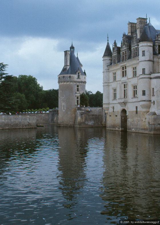 VALLE DELLA LOIRA - TURENNA - Chateau di Chenonceau riflesso nell'acqua del fiume
