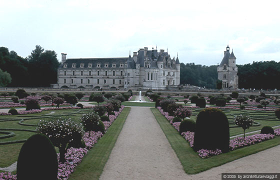 VALLE DELLA LOIRA - TURENNA - Prospettiva sullo Chateau de Chenonceau dai giardini alla francese voluti da Diana di Potiers