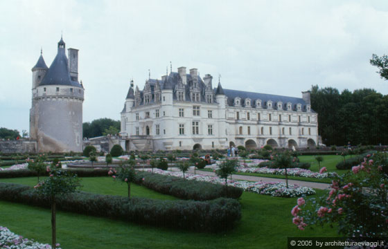 VALLE DELLA LOIRA - TURENNA - Lo Chateau de Chenonceau visto dai giardini voluti da Caterina de Medici