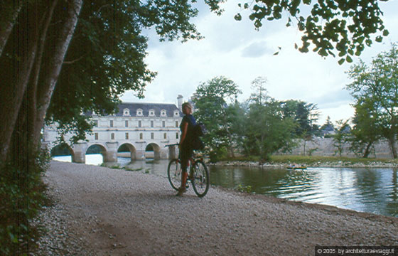 VALLE DELLA LOIRA - TURENNA - Il sentiero ciclabile che costeggia il fiume Cher con bella vista sul Chateau de Chenonceau 