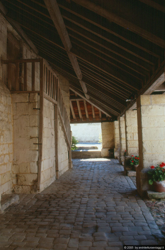 VALLE DELLA LOIRA - ANGIO' - Il borgo di Fontevraud - I portici in legno della chiesa di St. Michel