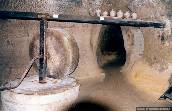 VALLE DELLA LOIRA - ANGIO' - Dintorni di Saumur - Villaggio troglodita La Fosse: il frantoio