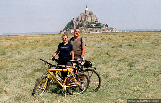 NORMANDIA - Io, Francesco e le nostre biciclette immortalati da un turista di fronte a Le Mont Saint Michel 